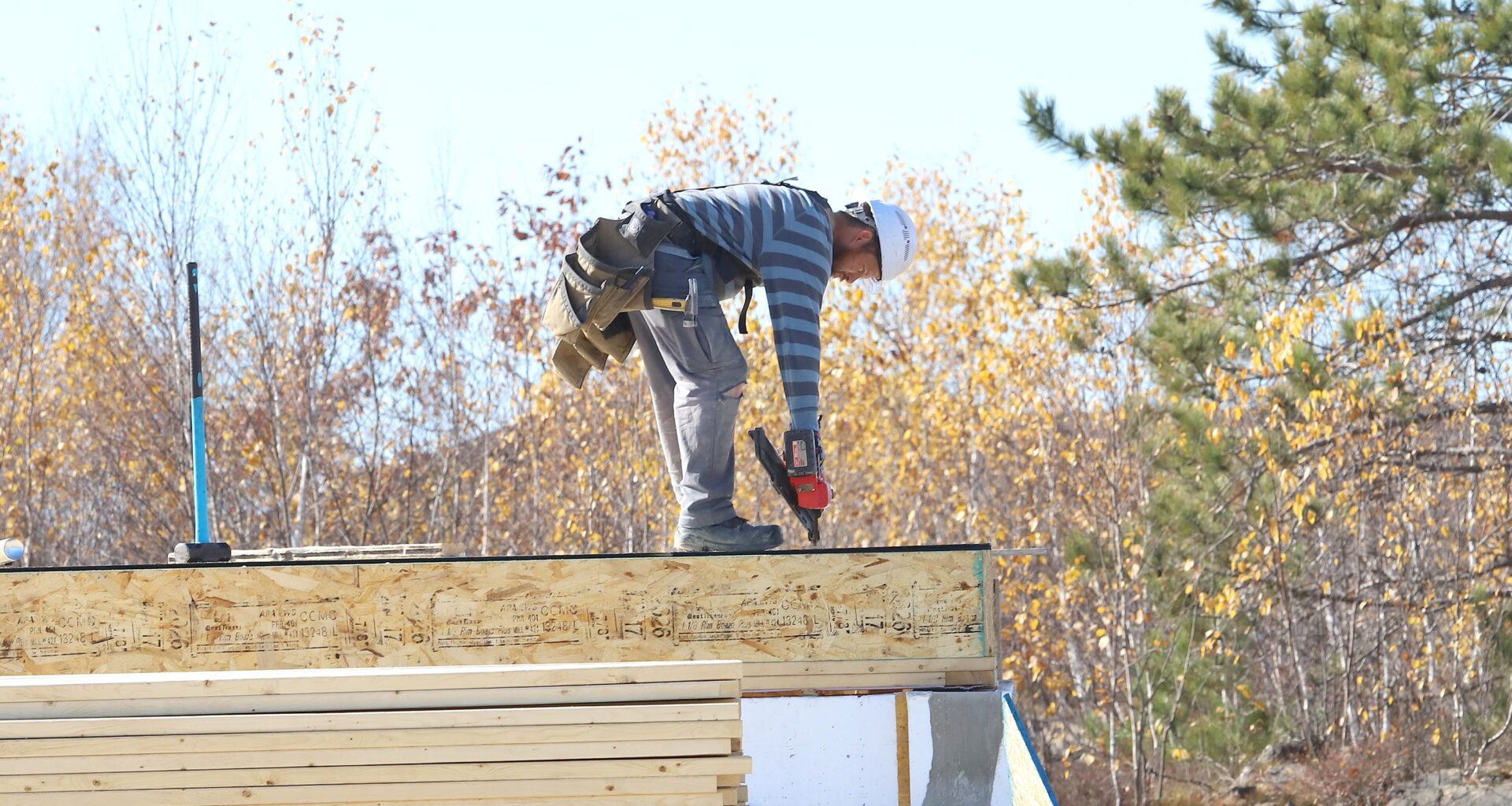 A construction worker builds a home in Sudbury, Ont. on Friday October 23, 2026. John Lappa/Sudbury Star/Postmedia Network