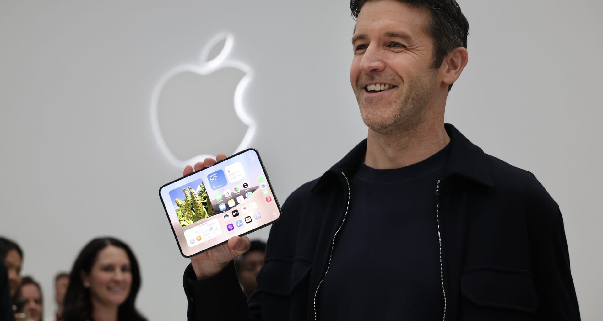 Apple's iPhone Duo in short supply, plus 2 stocks fueling an AI rebound