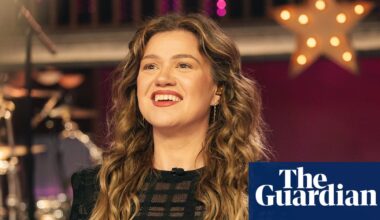 ‘Wow, dude. You’re an idiot’: why Kelly Clarkson is fighting over a $15,000 bird on social media | Kelly Clarkson