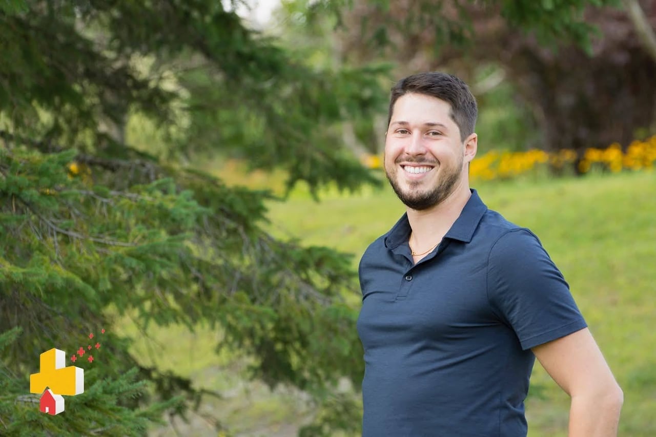 a person posing for a photo.