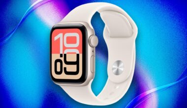Apple Watch SE3 in silver on a blue background