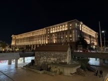 Low-light comparison, main camera (1x): iPhone 18 Pro, f/1.48 - 24mm, f/1.5, ISO 500, 1/25s (5712x4284px) - iPhone 18 Pro Max vs. iPhone 17 Pro Max