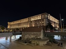 Low-light comparison, main camera (1x): iPhone 17 Pro, f/1.78 - 24mm, f/1.8, ISO 1000, 1/33s (5712x4284px) - iPhone 18 Pro Max vs. iPhone 17 Pro Max