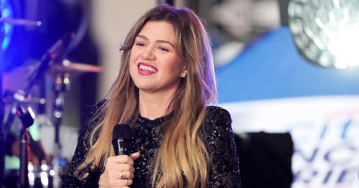 Kelly Clarkson calls Brooklyn store a 'liar'