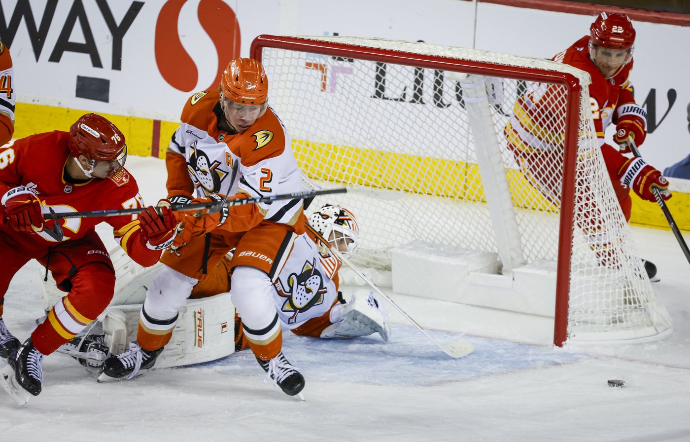 Flames remain winless in NHL after third-period fizzle, fall 4-2 to Ducks