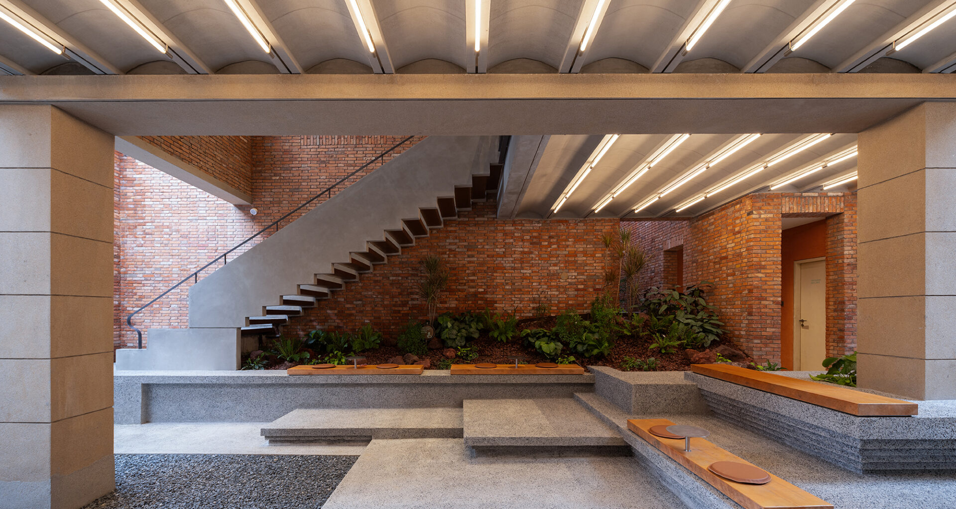 Yanqing Li Commercial Renovation / Mix Architecture
