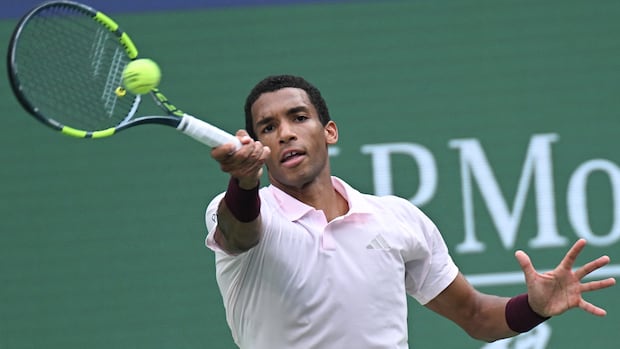 Auger-Aliassime defeats Spain's Busta, advances to Round of 16 at Shanghai Masters