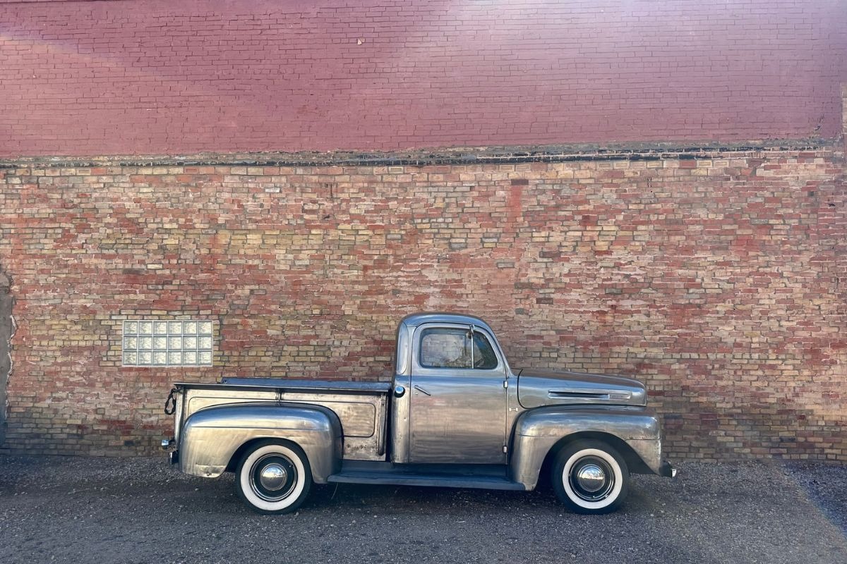 Vintage Ford in Winslow (Pax Global Media)