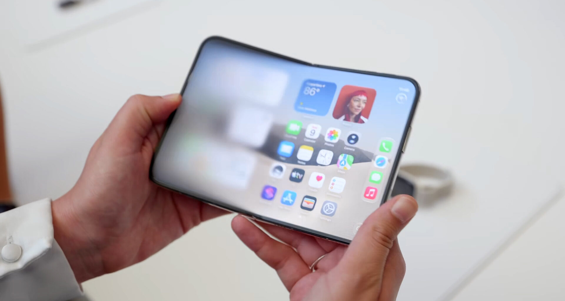 The blurred transition effect on the iPhone Duo's inner screen as it's opened.
