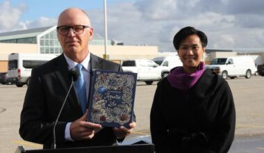 Winnipeg mayoral candidates make pledges on library hours, bus fares, feral cats