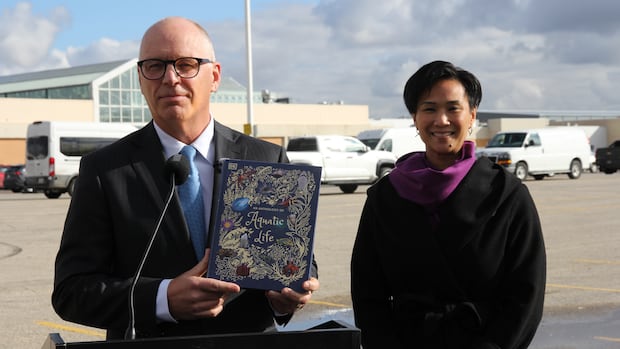 Winnipeg mayoral candidates make pledges on library hours, bus fares, feral cats