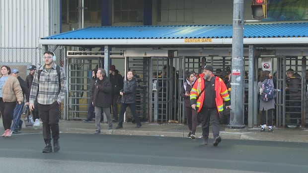 Unifor Stellantis workers in Ontario vote 97% in favour of strike mandate with talks still stalled