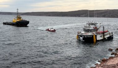 Fishing vessel successfully pulled from rocks in Bay de Verde