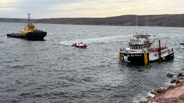 Fishing vessel successfully pulled from rocks in Bay de Verde