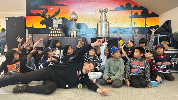 Pikangikum First Nation receives special Stanley Cup visit