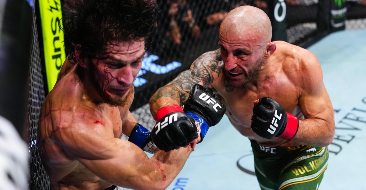 Alexander Volkanovski stops Movsar Evloev with barrage of shots to defend title in UFC 333 main event