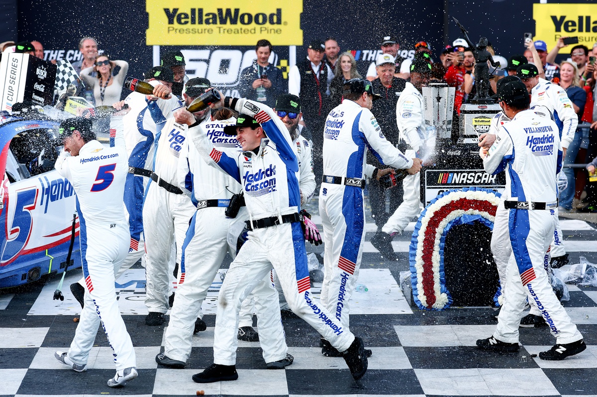 Kyle Larson all but clinches NASCAR championship with Dega win