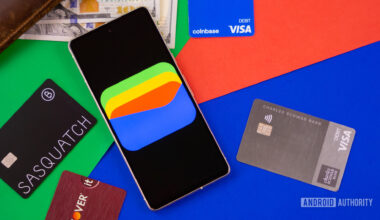 Google Wallet logo on smartphone next to credit cards and cash Stock photo 2