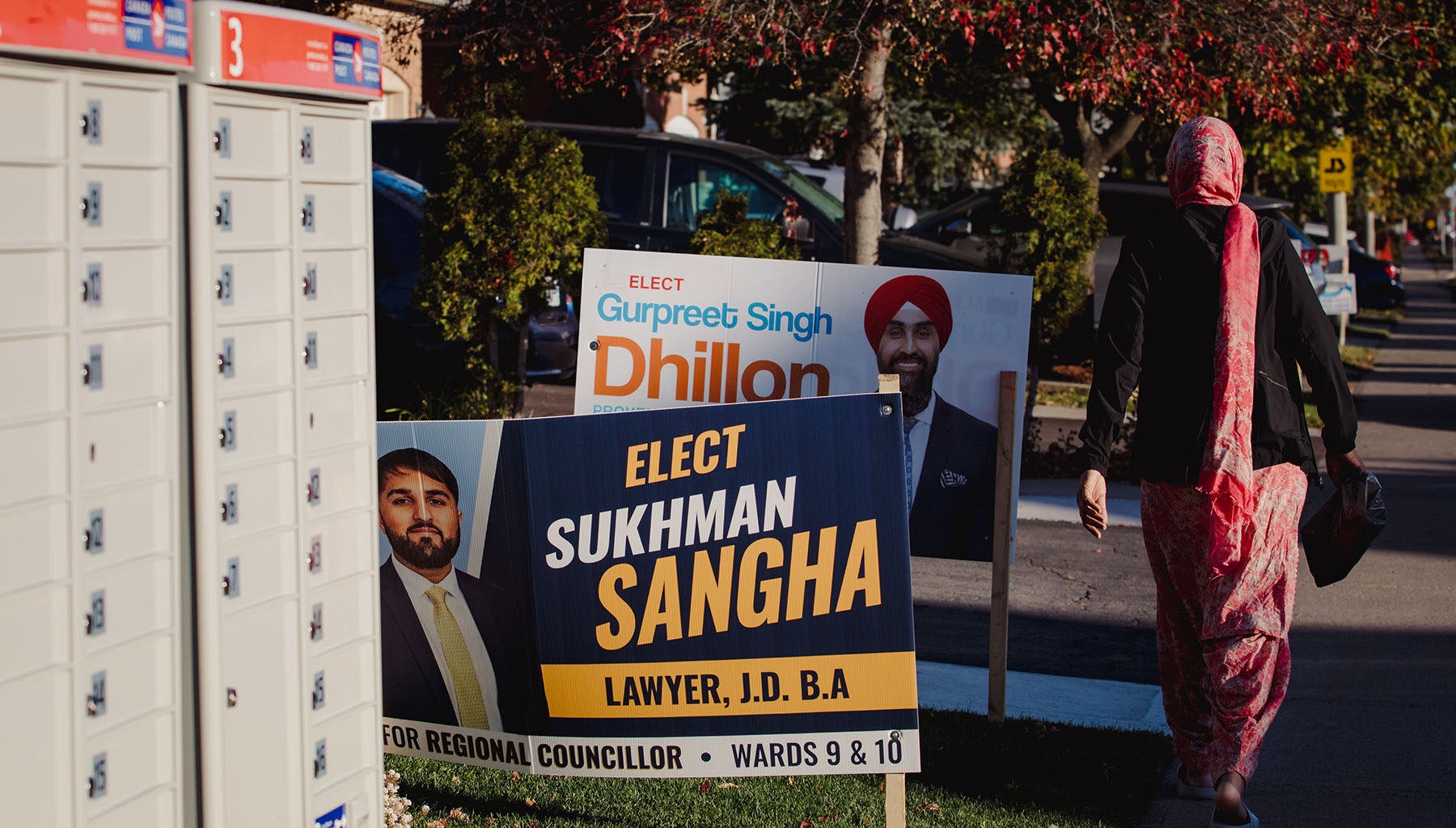 Lawn signs promoting Gurpreet Singh Dhillon and Sukhman Sangha on Sunny Meadow Boulevard in October. Photos by Chloë Ellingson / The Local
