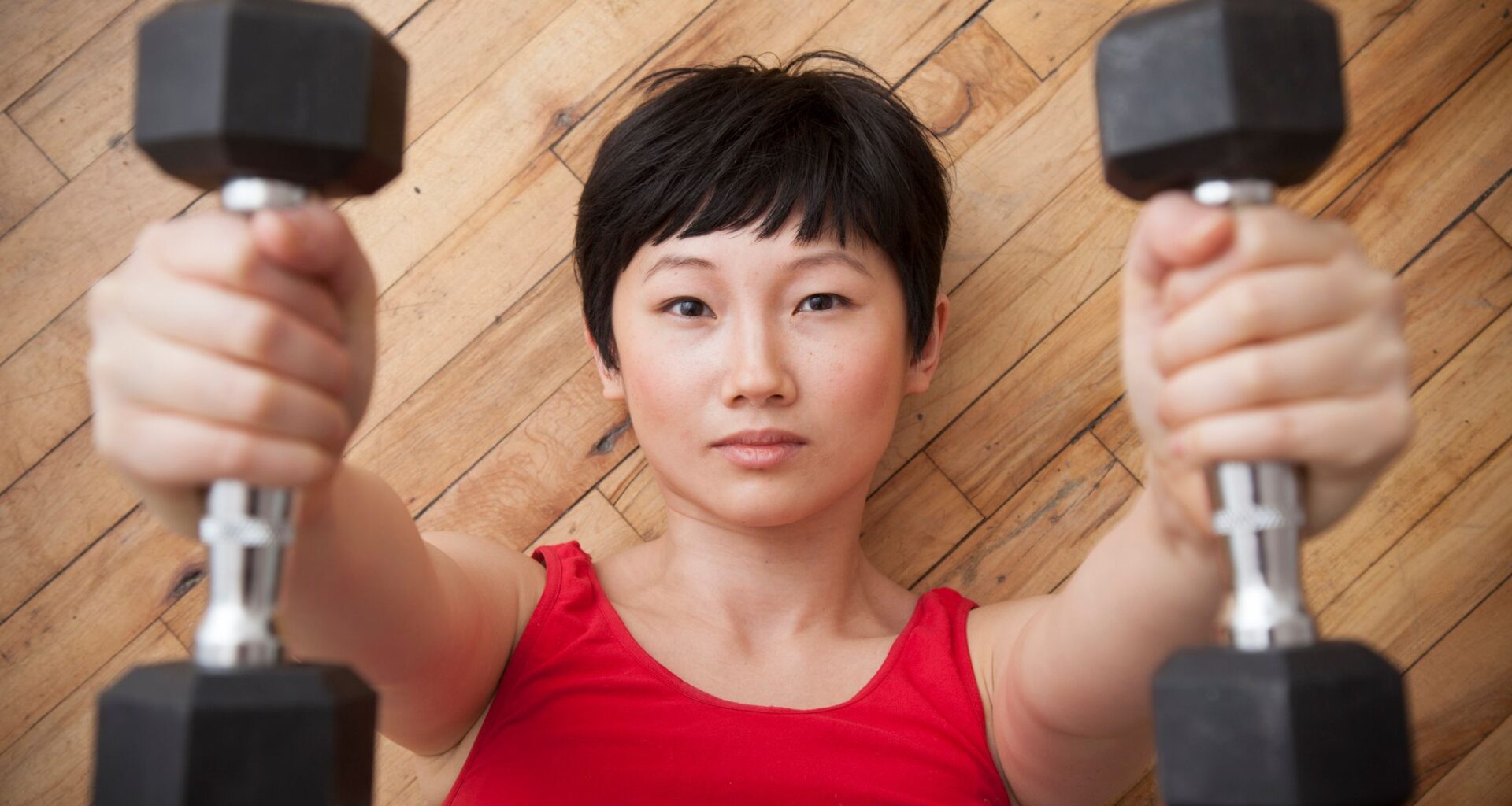 This is the dumbbell workout a personal trainer recommends for people who want to build strength without going to the gym