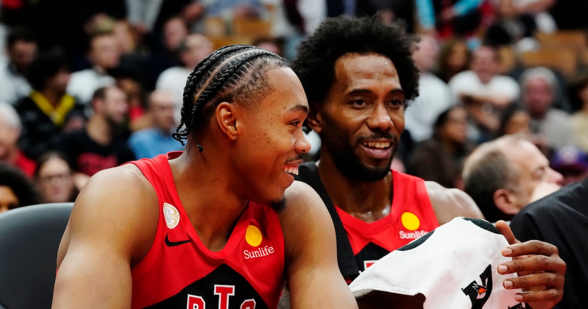 Kawhi Leonard scores 23 points in Toronto return as Raptors rout Bulls