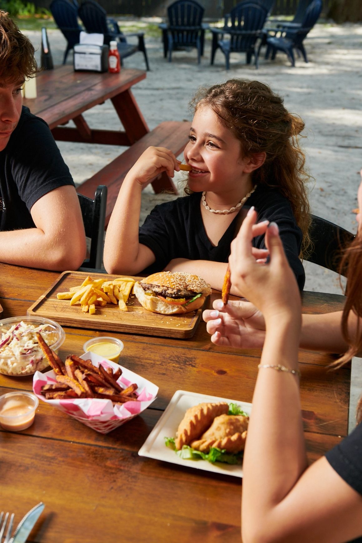 Outdoor dining at Lasso Kosher Grill