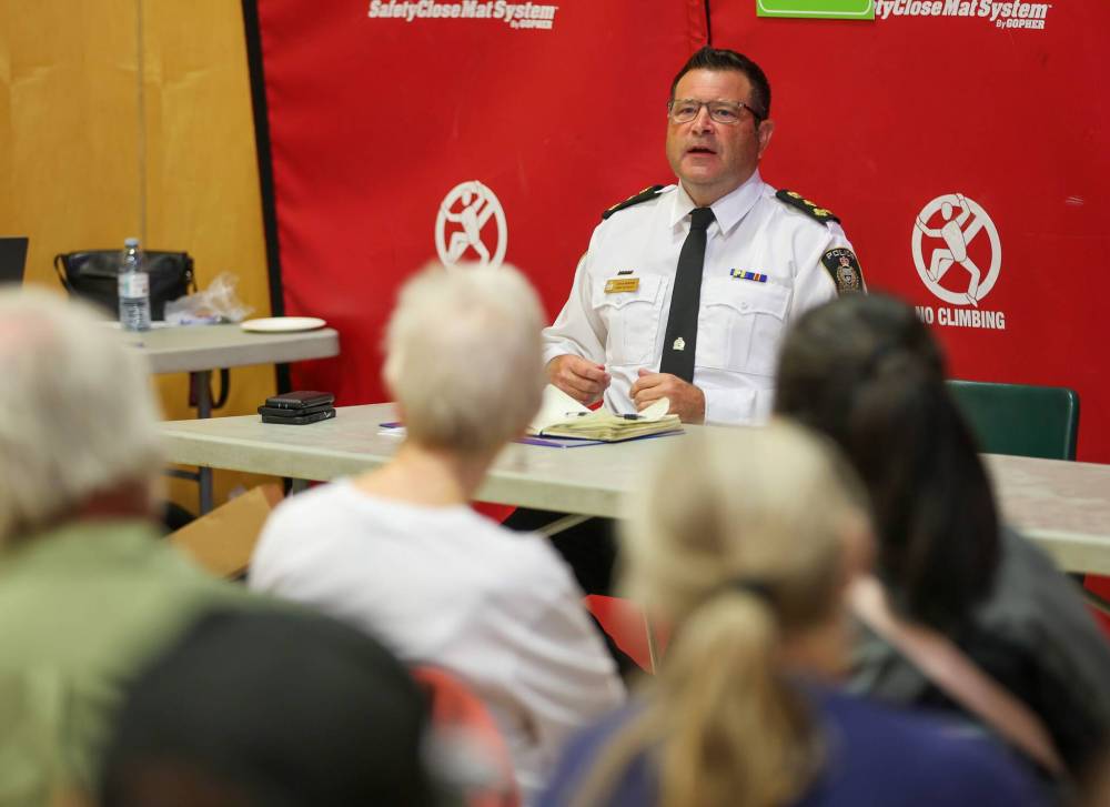 BROOK JONES/FREE PRESS
Winnipeg Police Services Chief Gene Bowers speaks to residents during a community engagement meeting hosted by the William Whyte Neighbourhood Association, Thursday.
