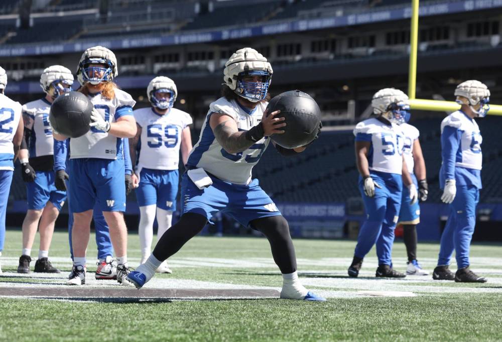 RUTH BONNEVILLE / FREE PERSS FILES
Winnipeg Blue Bombers offensive lineman Tui Eli (centre) will make his seventh career start Saturday in place of Tyler Elsbury.