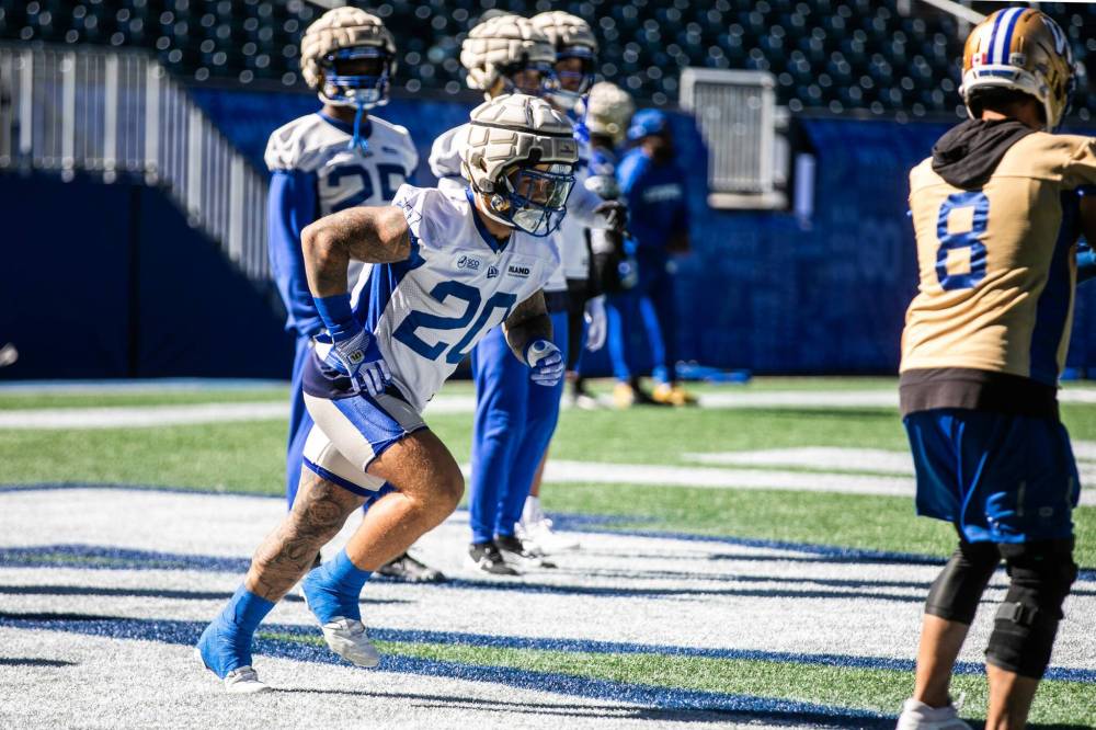MIKAELA MACKENZIE / FREE PRESS FILES
Winnipeg Blue Bombers running back Brady Oliveira (20) said the club has to win Saturday’s contest against the Calgary Stampeders ‘by any means.’