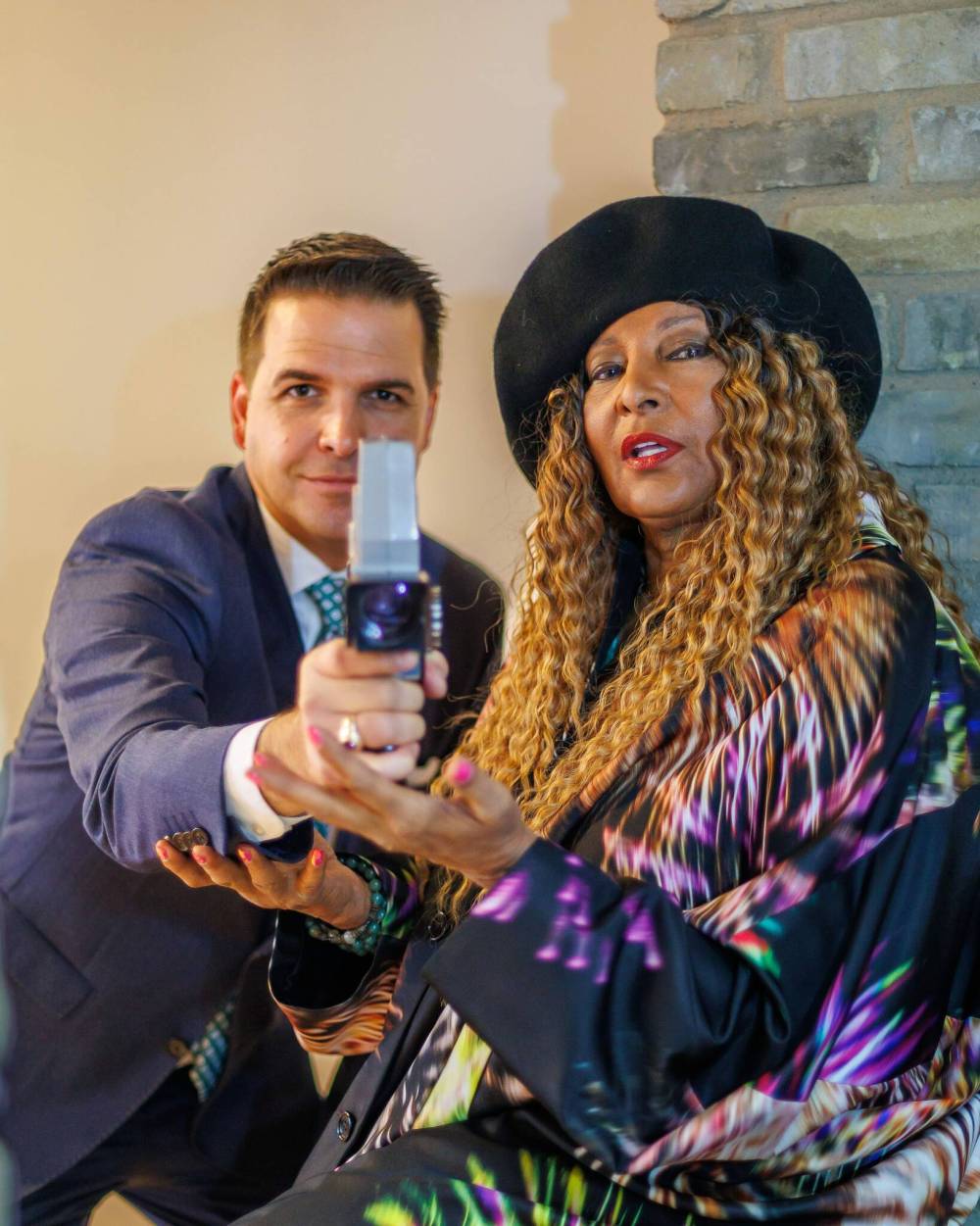 MIKE DEAL / FREE PRESS
Hollywood icon Pam Grier and Film Training Manitoba’s executive director Adam Smoluk at the offices of Film Training Manitoba, Friday morning.