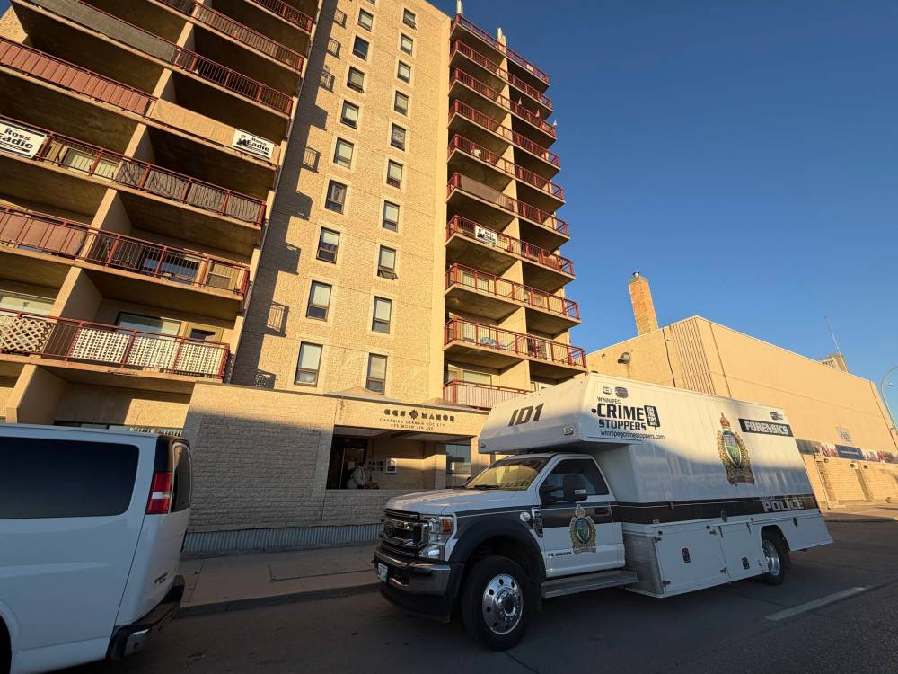 (Morgan Modjeski / Free Press)
The Winnipeg Police Service's forensic identification unit can be seen outside of 595 Mountain Ave. on Oct. 21.