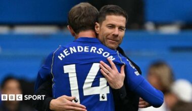 Jordan Henderson giving a hug to Xabi Alonso