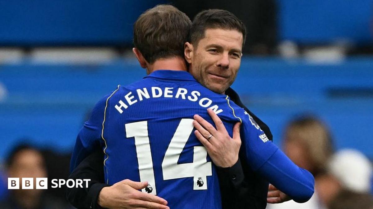Jordan Henderson giving a hug to Xabi Alonso