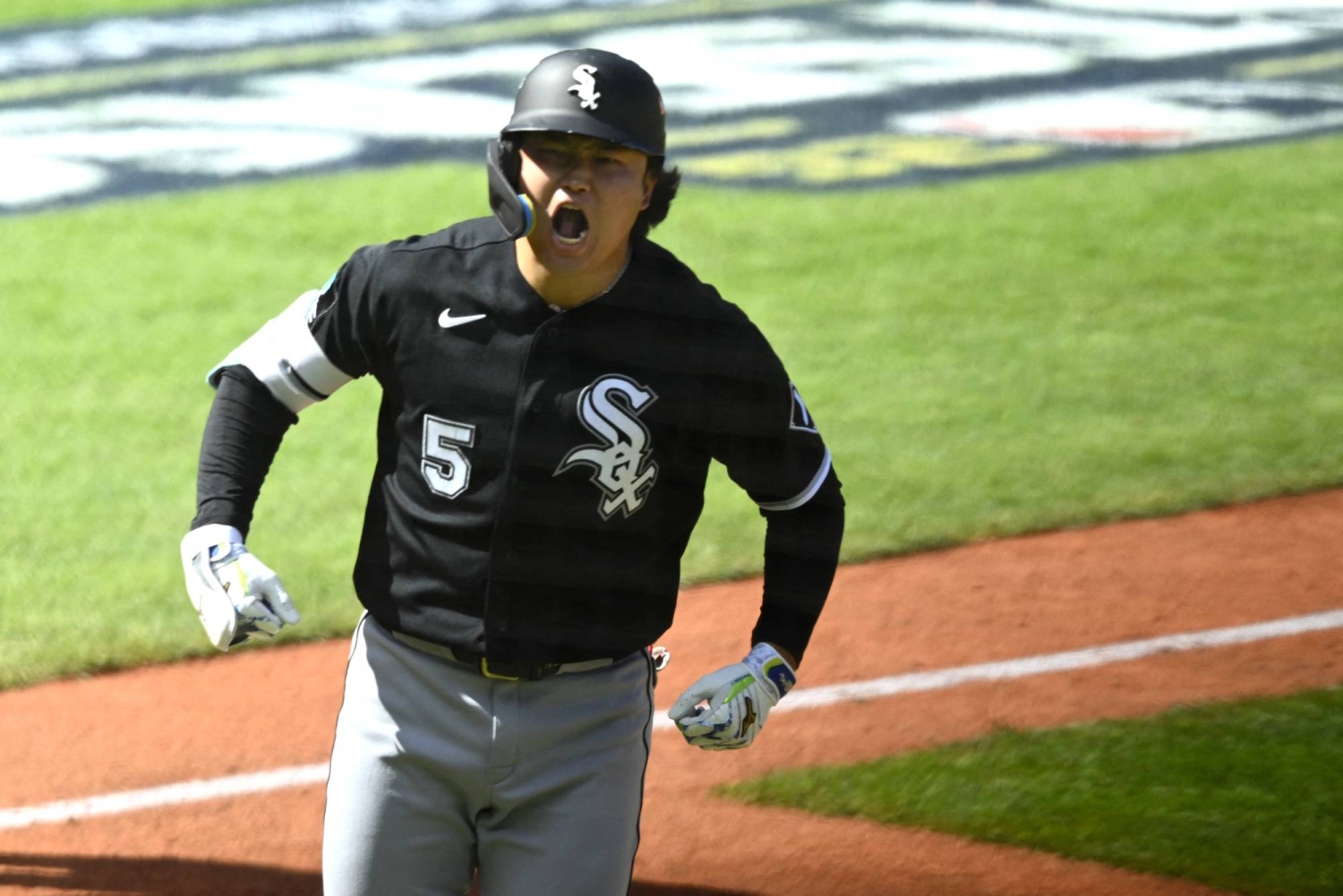 Munetaka Murakami powers White Sox to victory in Game 1 of ALDS