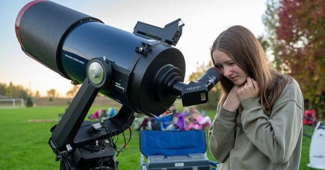 Stargazers gather in Paris for astronomy night | Spare News