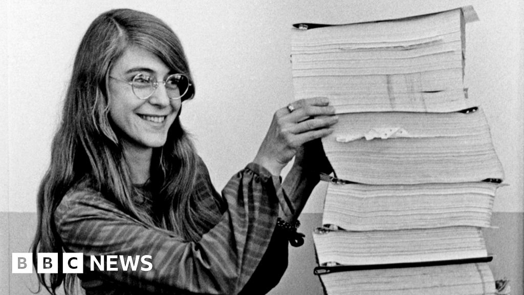 Margaret Hamilton, whose software helped land Apollo 11 on the Moon, dies at 90 - BBC