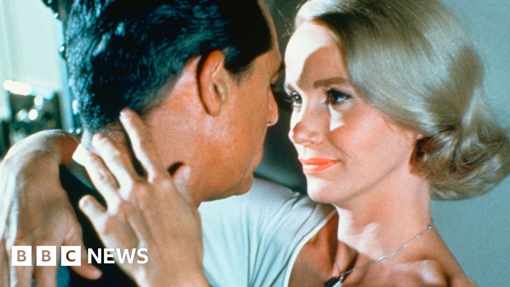 Oscar-winning actress Eva Marie Saint dies aged 102 - BBC