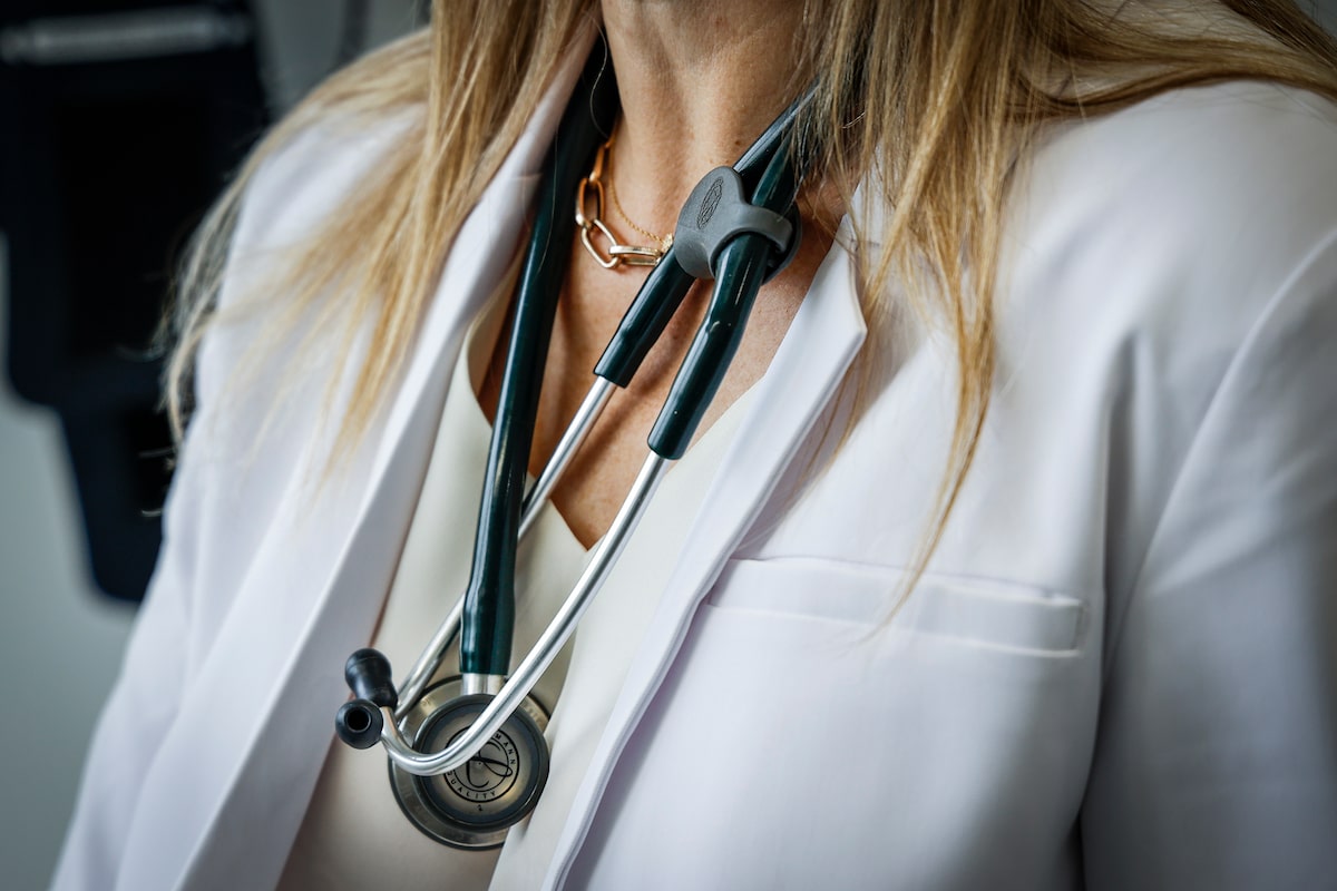 Doctors who receive gifts or payments from companies prescribe drugs more frequently, review finds