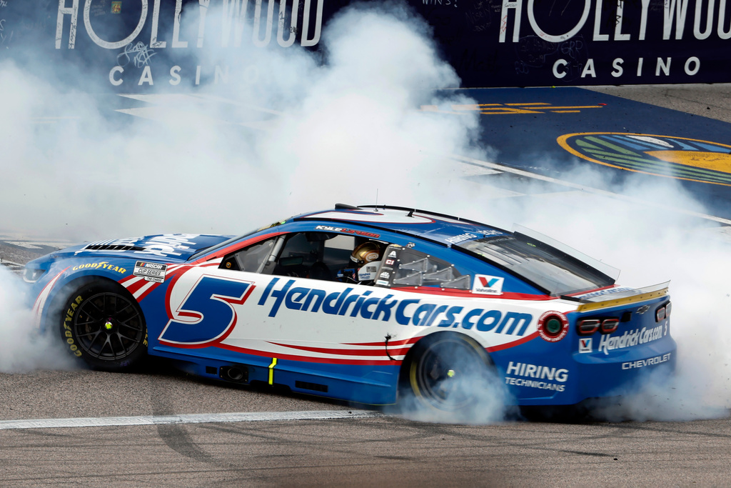 Larson finally stumbles in NASCAR’s championship