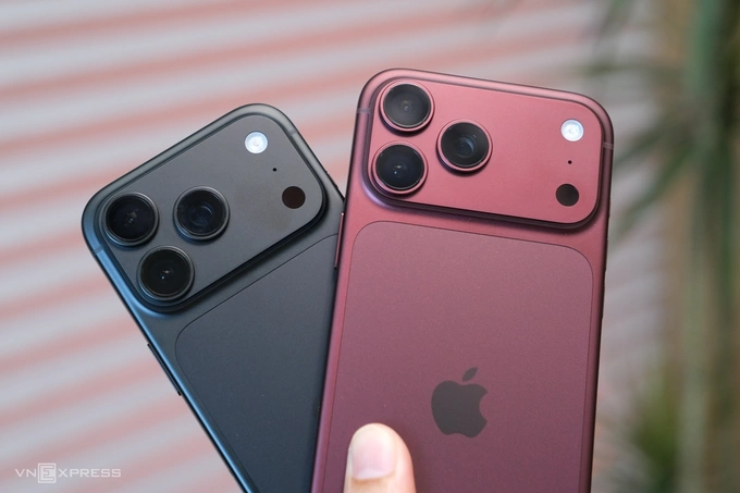 Apples iPhone 18 Pro in burgundy and black colors. Photo by VnExpres/Tuan Hung