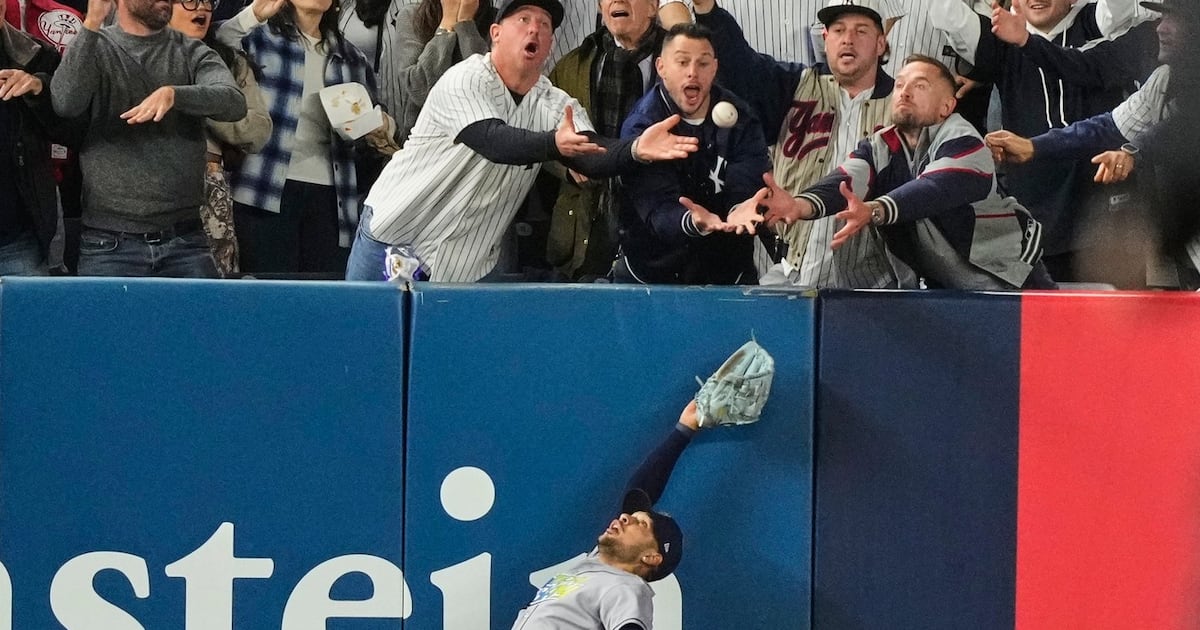 Fan interference denies Yankees of game-tying HR vs. Rays