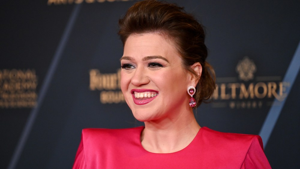 Kelly Clarkson Says 'I Love AI' but It Shouldn't Compete With Humans