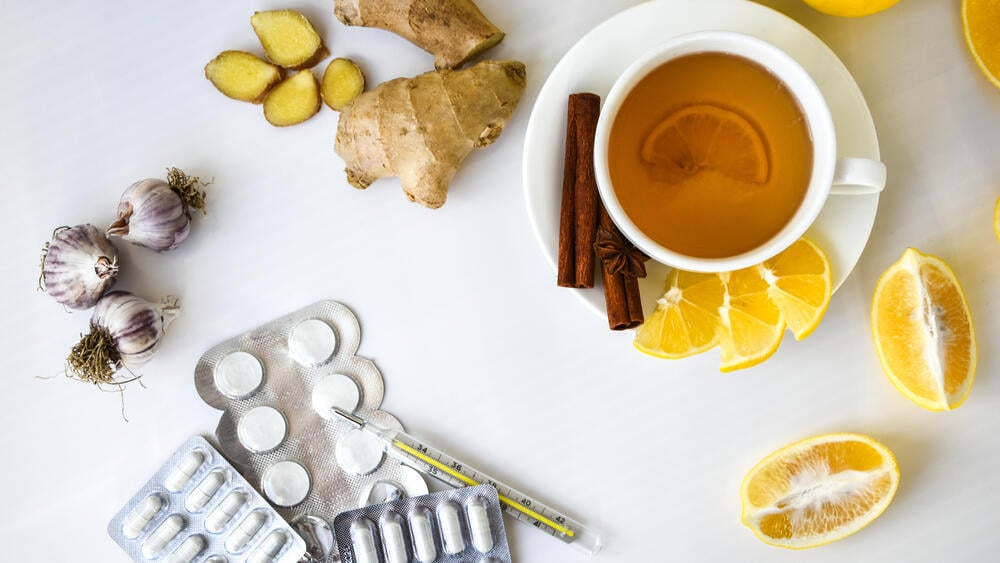 Which remedies actually work and which just have good publicity? (Photo: Shutterstock/yanishevska) צינון תרופות סבתא