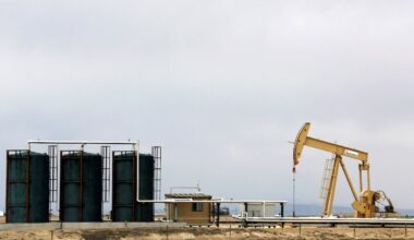 Canadian heavy oil discounts deepen on supply glut