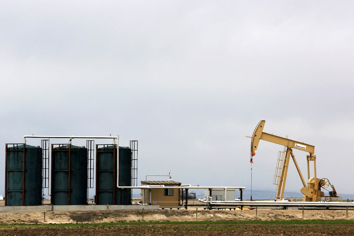 Canadian heavy oil discounts deepen on supply glut