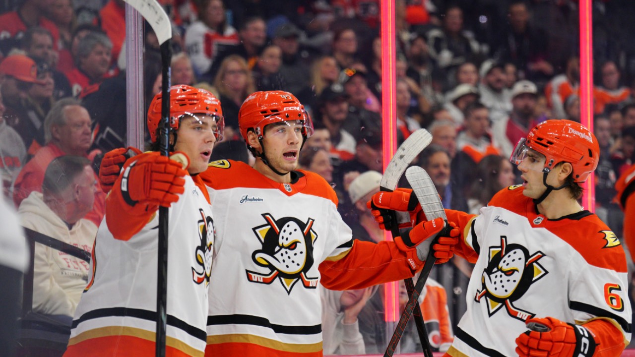 NHL roundup: Ducks' Leo Carlsson burns Flyers with goal and assist in win