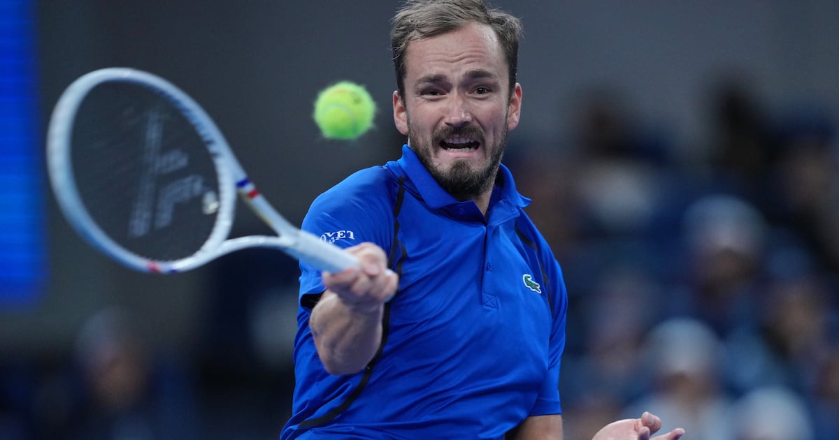 Daniil Medvedev advances at Shanghai in his first match since his China Open disqualification