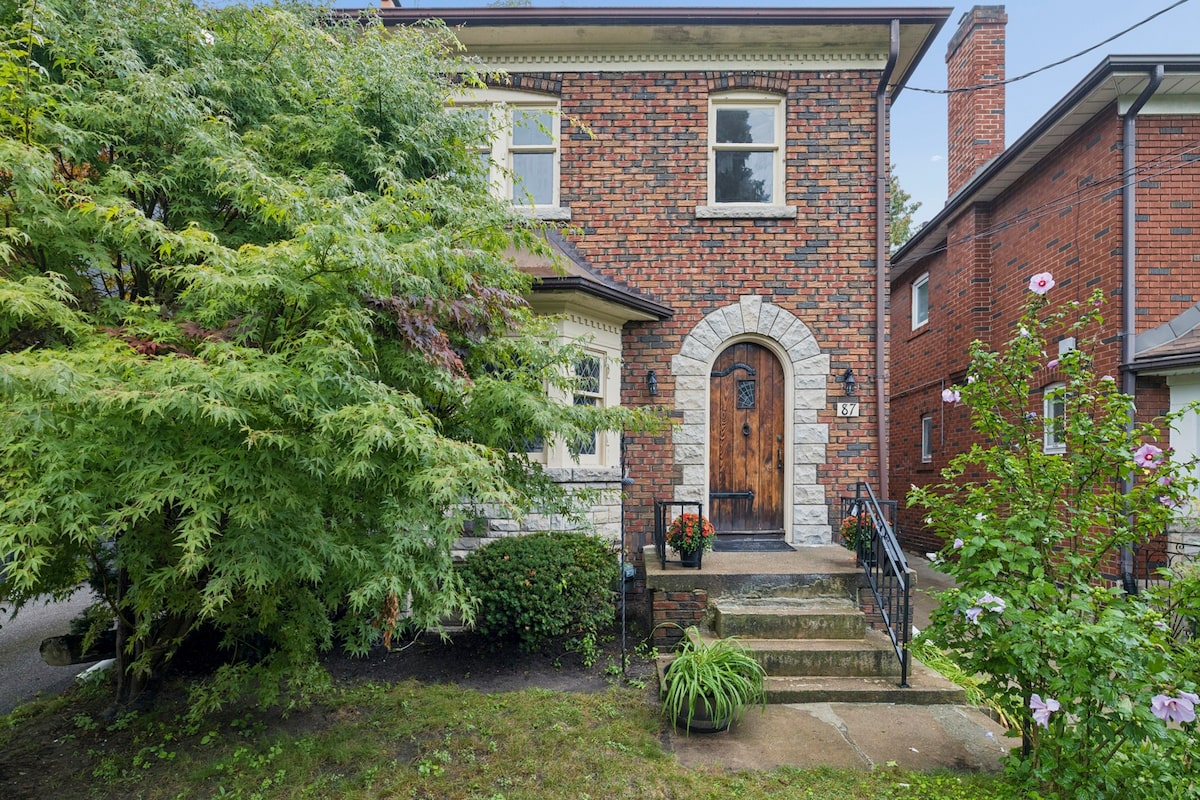 Older Baby Point house needing work sells $124,000 below list price
