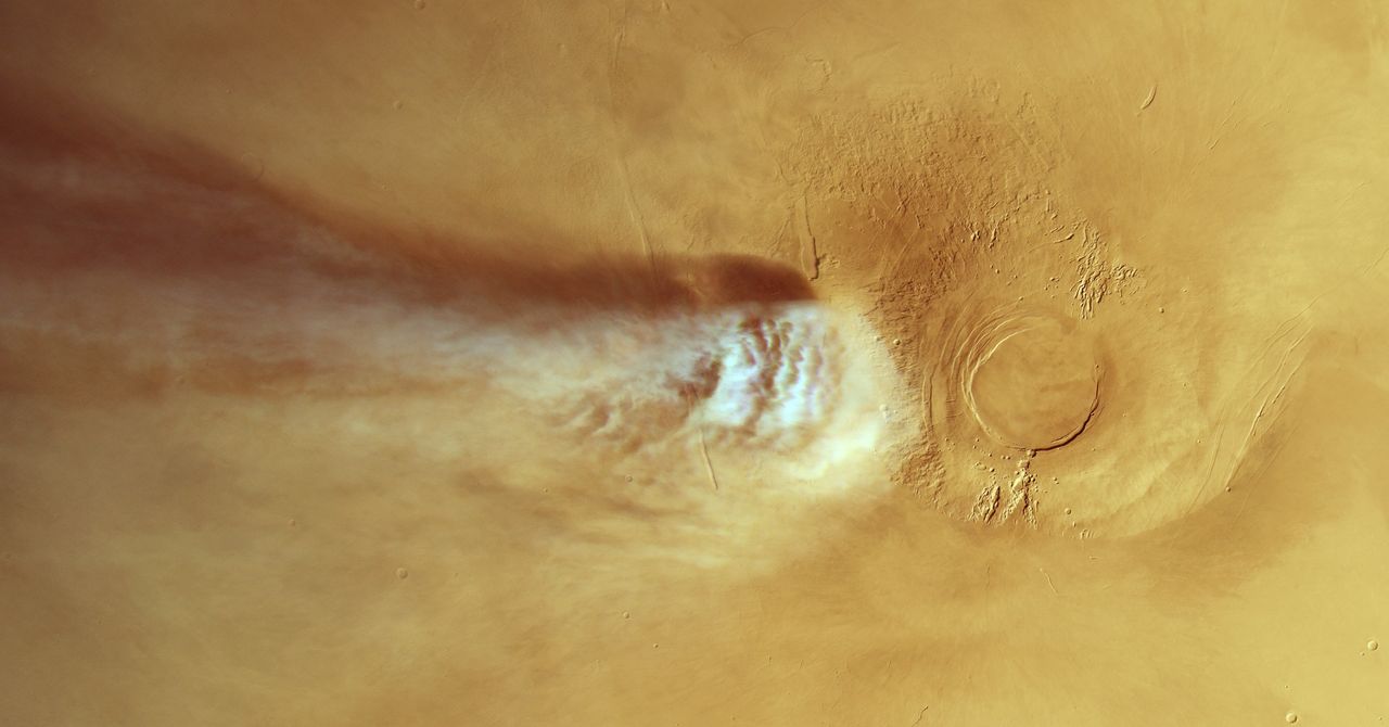 The ‘Exotic Physics’ Behind a Mysterious 1,000-Mile Cloud on Mars