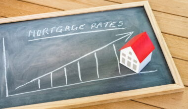 Fixed mortgage rates continue to climb as borrowers weigh the variable discount